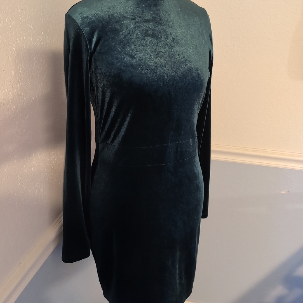 Elegant Velvet Style Green Dress- 12/14 beautiful!! - Picture 3 of 5